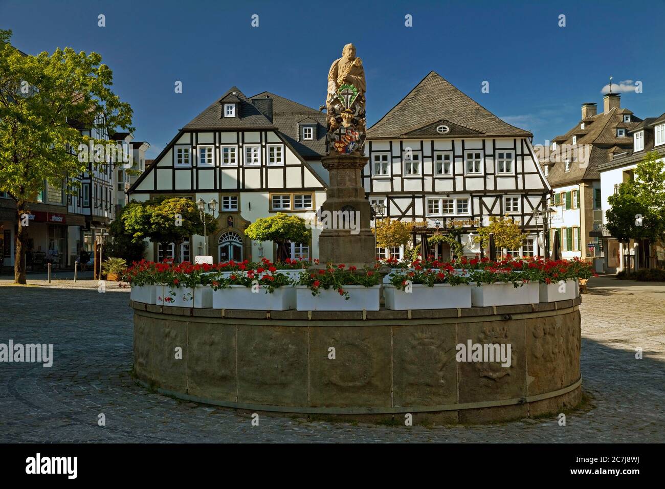 San Pietro ben, Petrusbrunnen, sulla piazza del mercato di Brilon, in Germania, in Renania settentrionale-Vestfalia, Sauerland, Brilon Foto Stock