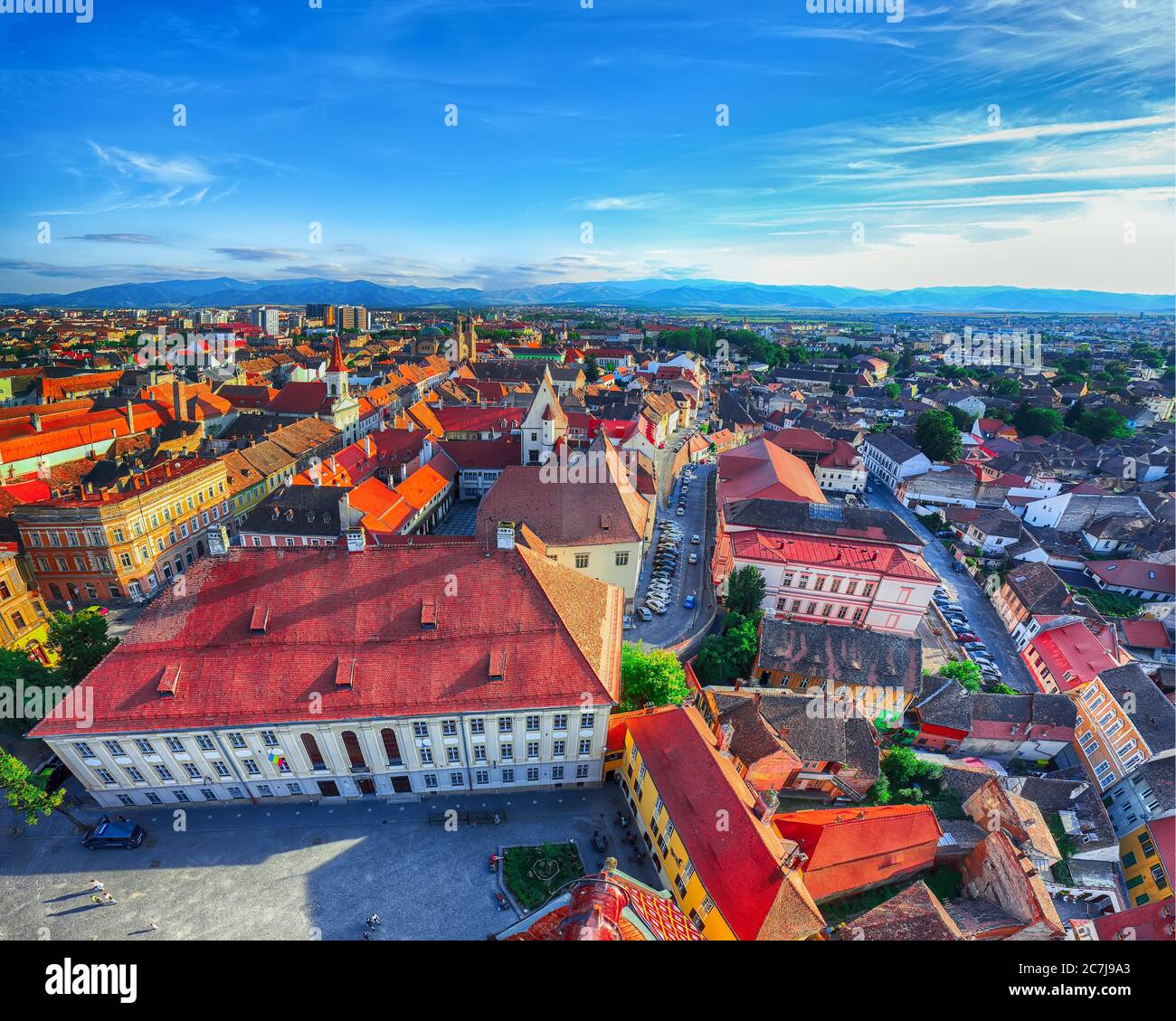 Città vecchia di Sibiu vista dal campanile della cattedrale, con vista su Piazza Huat in primo piano. Panorama aereo della città di Sibiu. Impressionante scena mattutina di Foto Stock