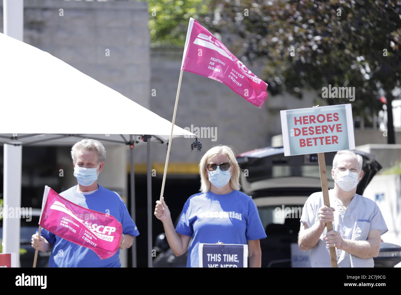 I lavoratori di prima linea del settore sanitario sono visti protestare contro Bill 195 nel corso della crisi di Covid-19 Foto Stock