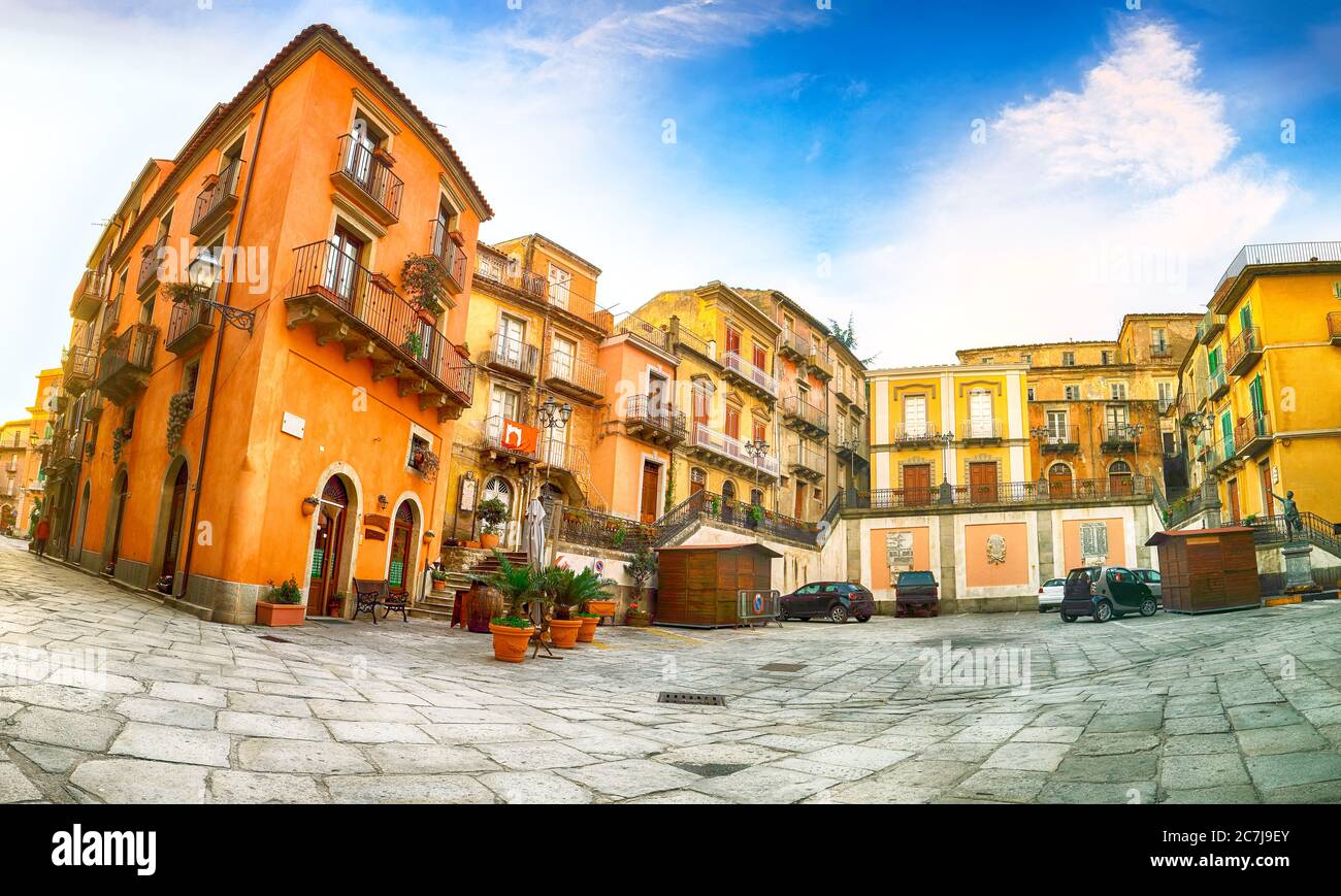 Panorama della piazza centrale del villaggio di montagna Novara di Sicilia, Sicilia, Italia Foto Stock