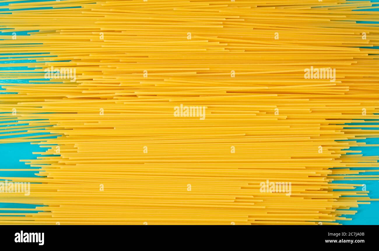 Sfondo con spaghetti grezzi in formato orizzontale Foto Stock