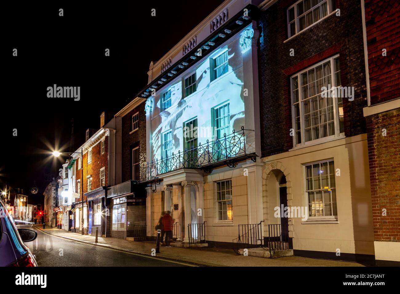 Lewes High Street durante il Lewes Light Festival, Lewes, East Sussex, Regno Unito. Foto Stock