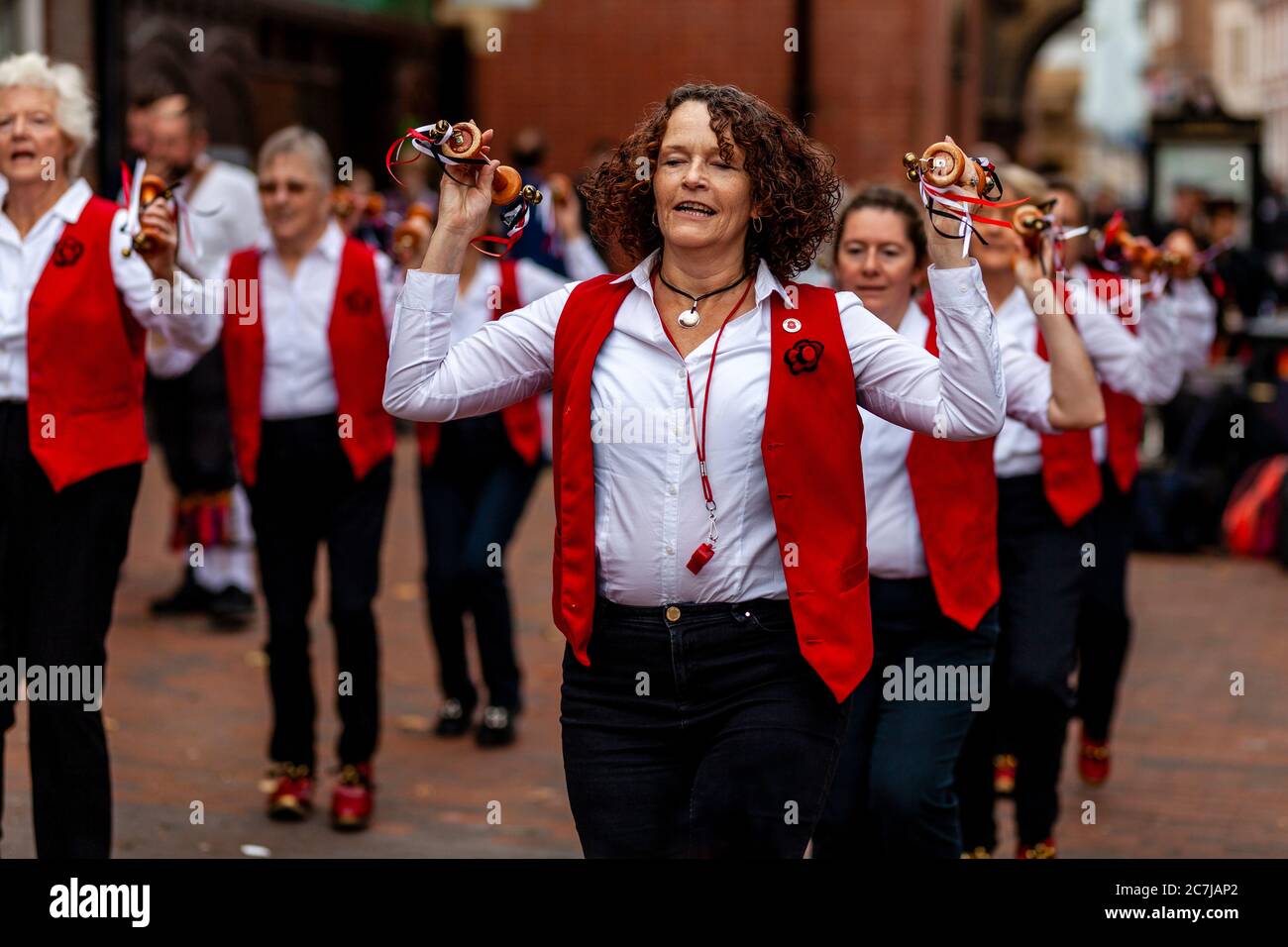 Una parte di Dancing di Morris femminile che si esibisce durante il Festival Folcloristico di Lewes, High Street, Lewes, East Sussex, UK Foto Stock