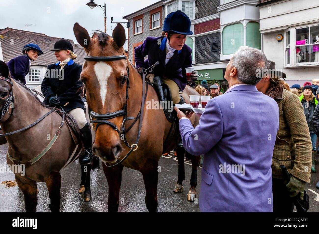 A Female Rider prende UNA tradizionale Stirrup Cup (bevanda alcolica) durante l'Annual Southdown and Eridge Boxing Day Hunt Meeting, Lewes, Regno Unito. Foto Stock