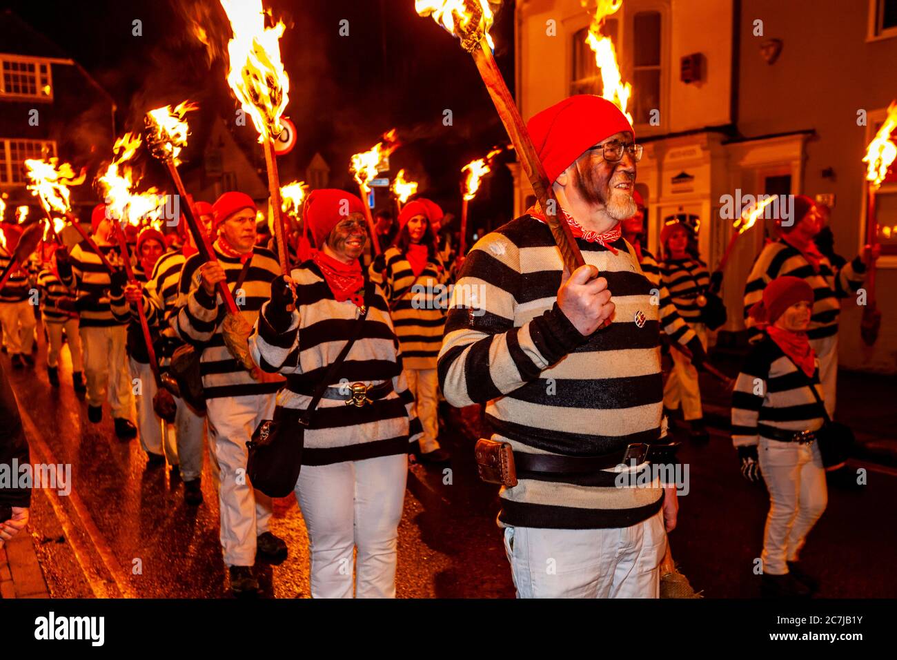 La gente locale partecipa A UNA Processione di Via Torchlight durante le celebrazioni della notte di Bonfire (notte di Guy Fawkes), Lewes, Sussex orientale, Regno Unito Foto Stock