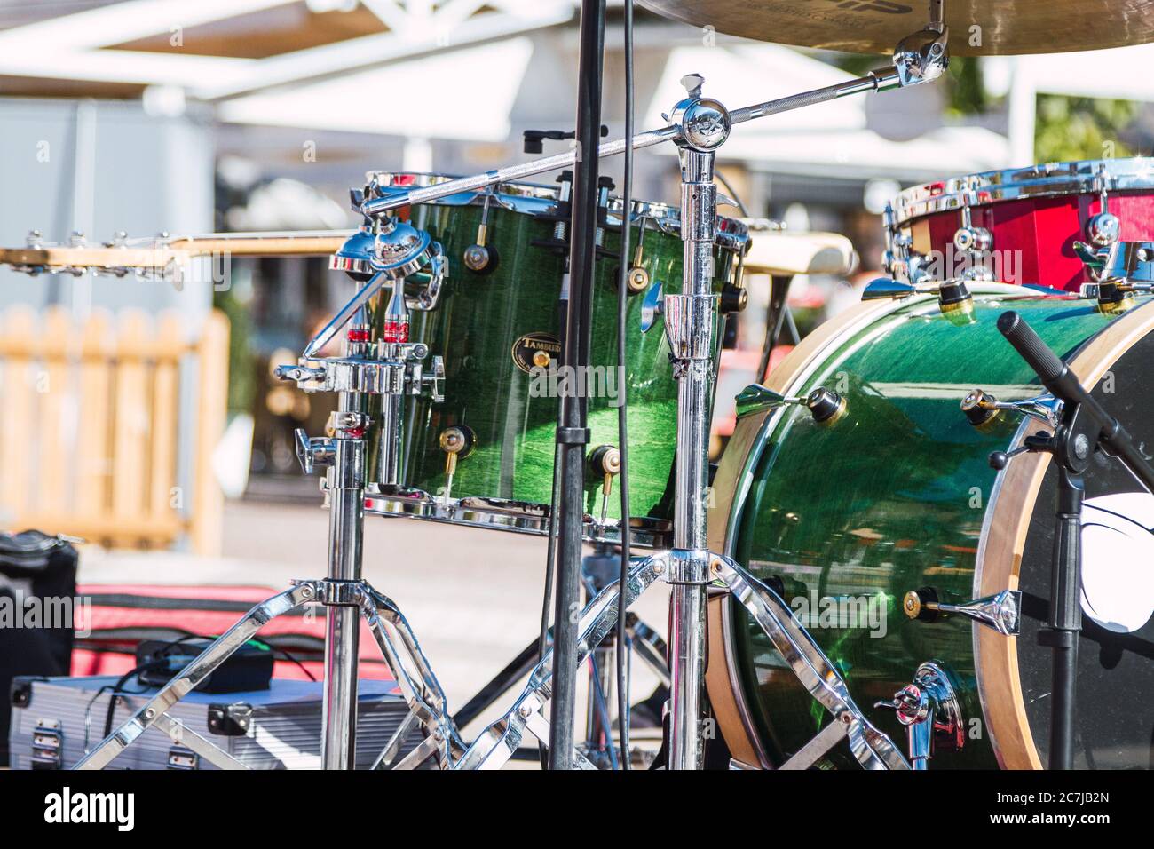 Primo piano di un drum kit con sfondo sfocato Foto Stock