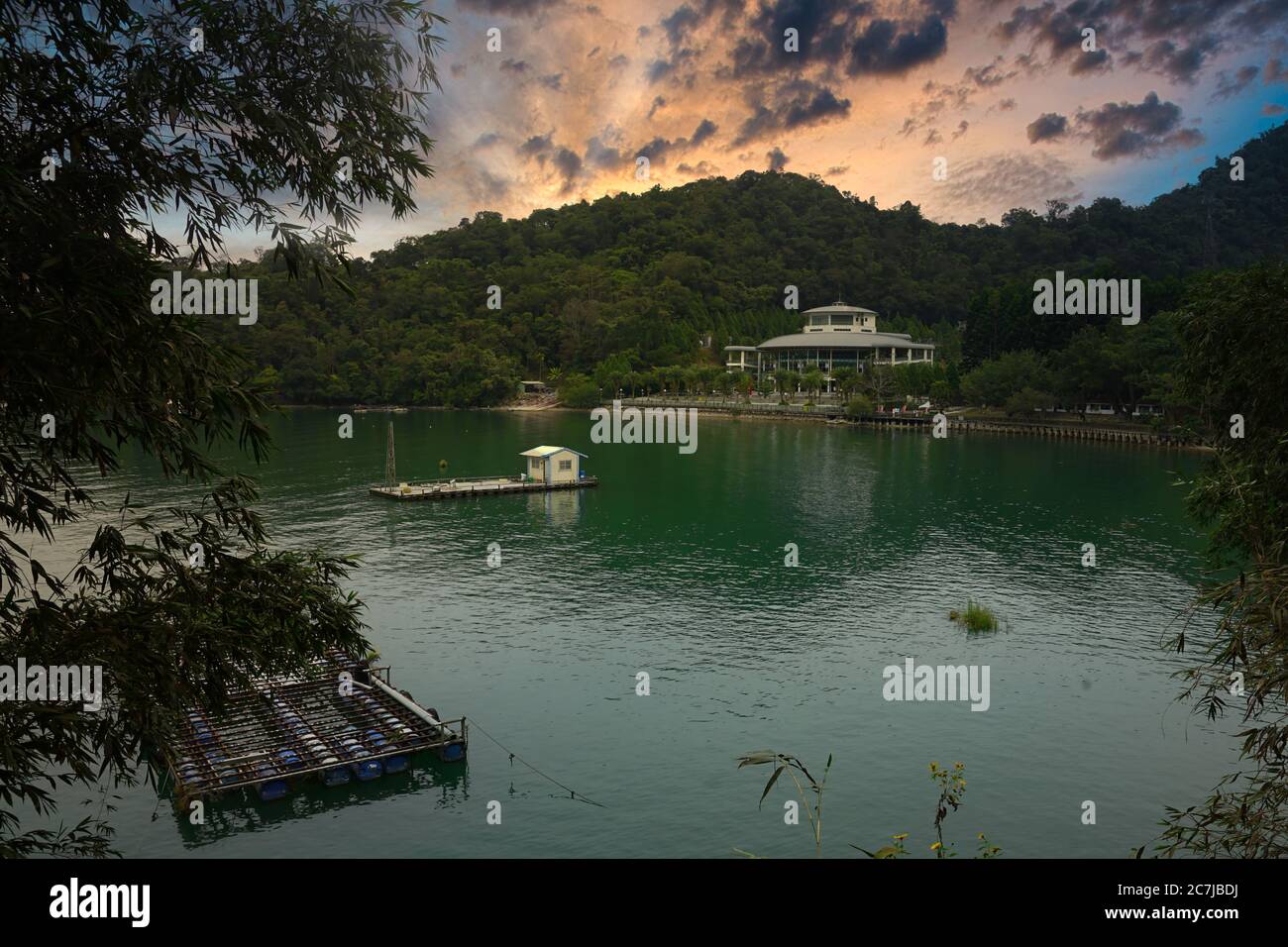 SUN MOON LAKE, TAIWAN - 05 dicembre 2019: Uno splendido scenario di un tramonto mozzafiato sul lago Sun Moon a Xiangshan, Taiwan Foto Stock