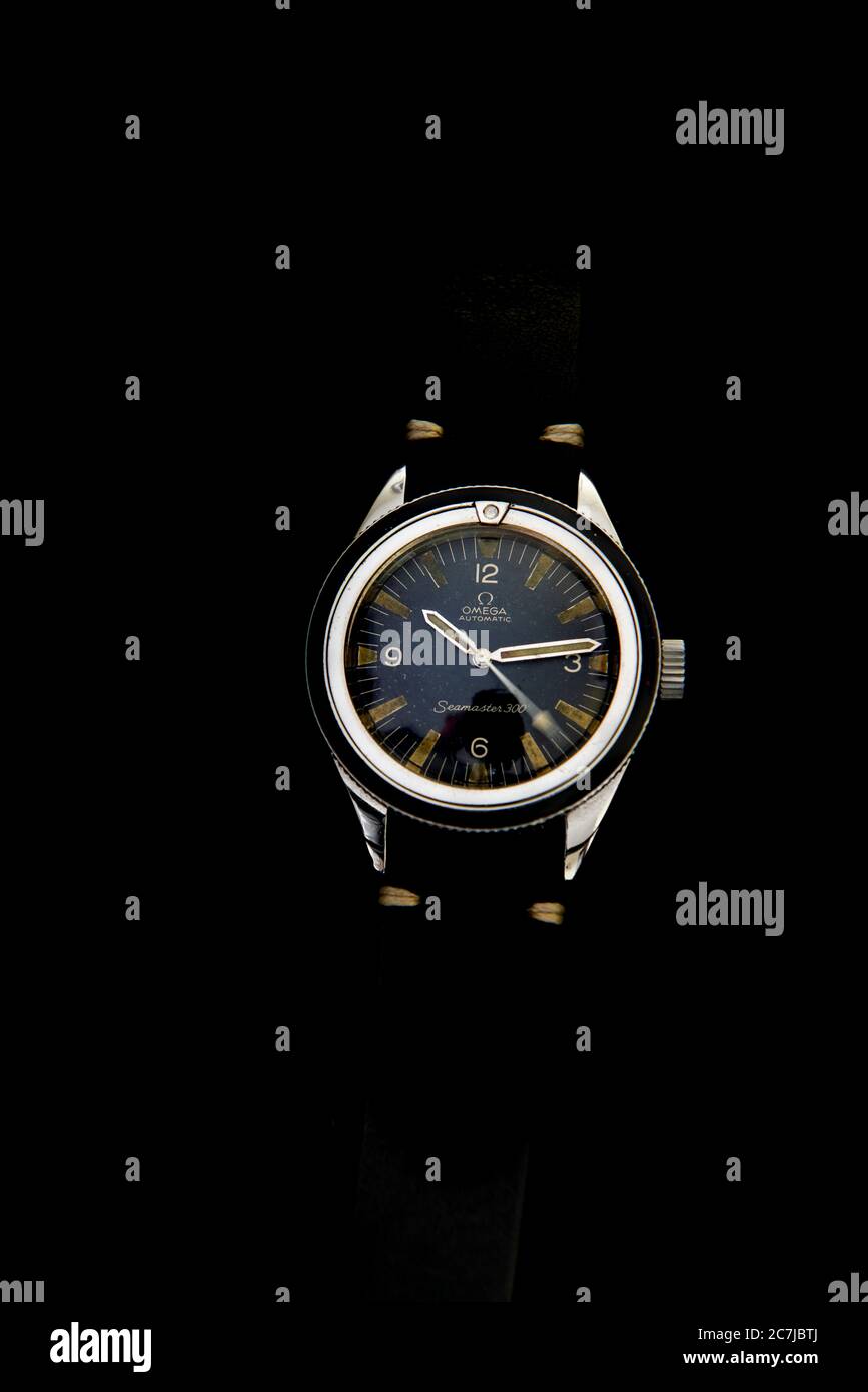 Orologio da immersione Classic vintage Omega 165014 Seamaster 300 su sfondo nero Foto Stock