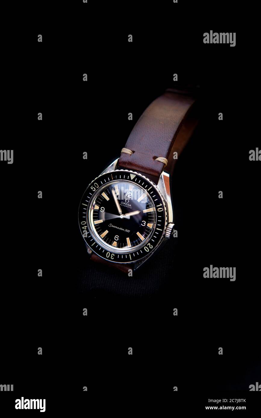 Orologio da immersione Classic vintage Omega 165024 Seamaster 300 su sfondo nero Foto Stock