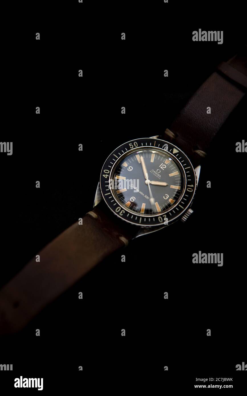 Orologio da immersione Classic vintage Omega 165024 Seamaster 300 su sfondo nero Foto Stock