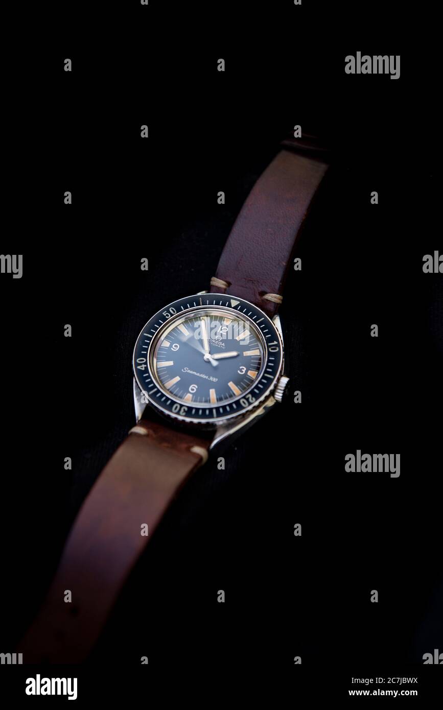 Orologio da immersione Classic vintage Omega 165024 Seamaster 300 su sfondo nero Foto Stock