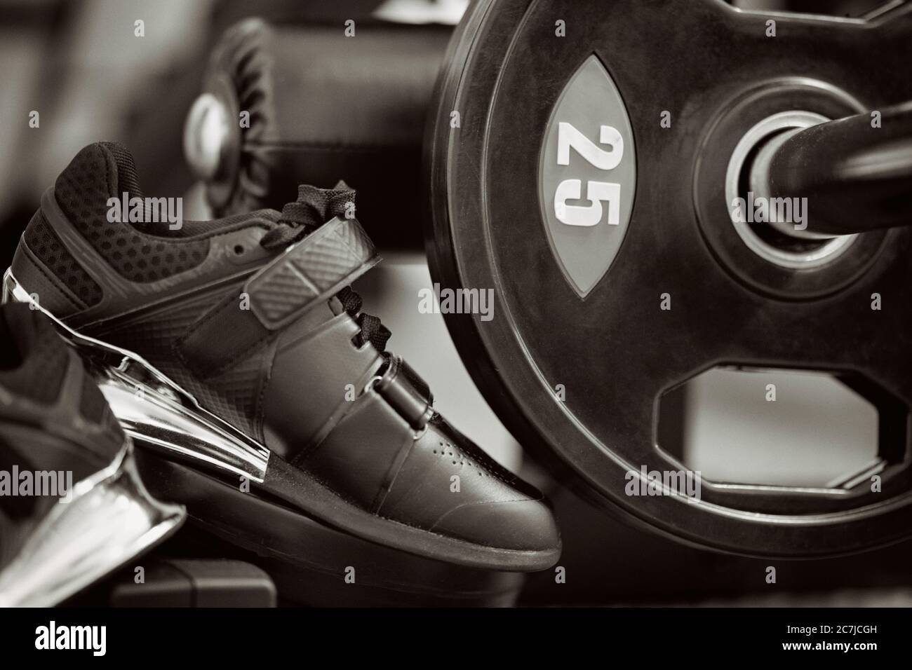 Attrezzatura da palestra dettaglio closeup di pesi piastra Powerlifting, pesi sollevare scarpe, Foto Stock