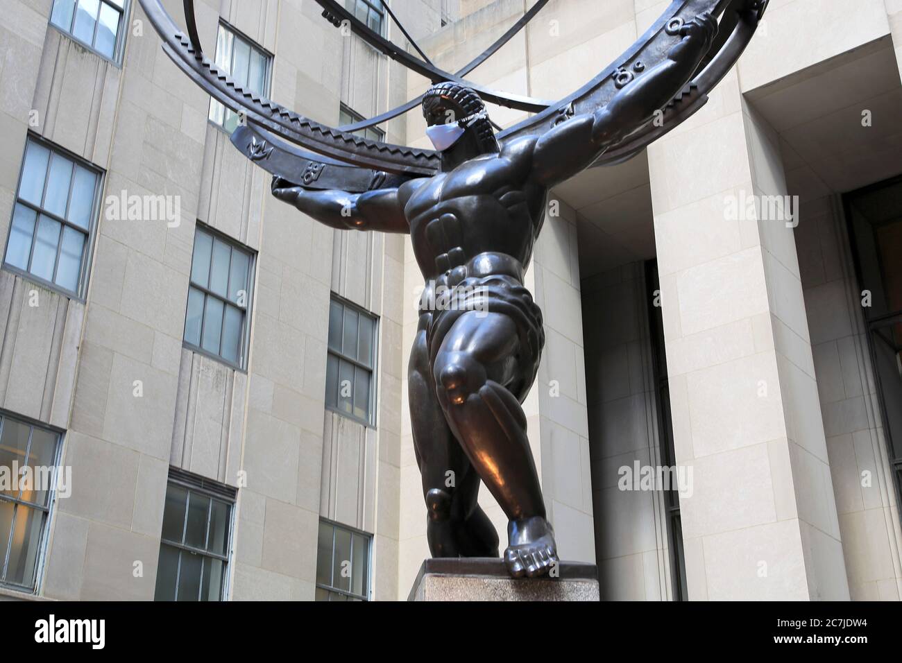 Atlas statue Rockefeller Center indossare la maschera durante il coronavirus, Covid-19 pandemic, Midtown, Manhattan, New York City USA Luglio 2020 Foto Stock