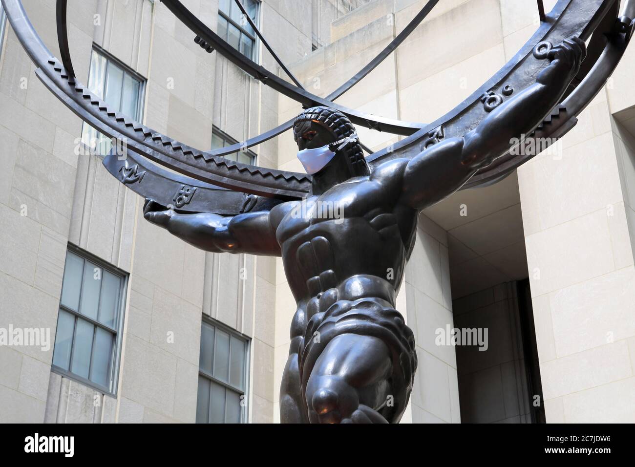 Atlas statue Rockefeller Center indossare la maschera durante il coronavirus, Covid-19 pandemic, Midtown, Manhattan, New York City USA Luglio 2020 Foto Stock