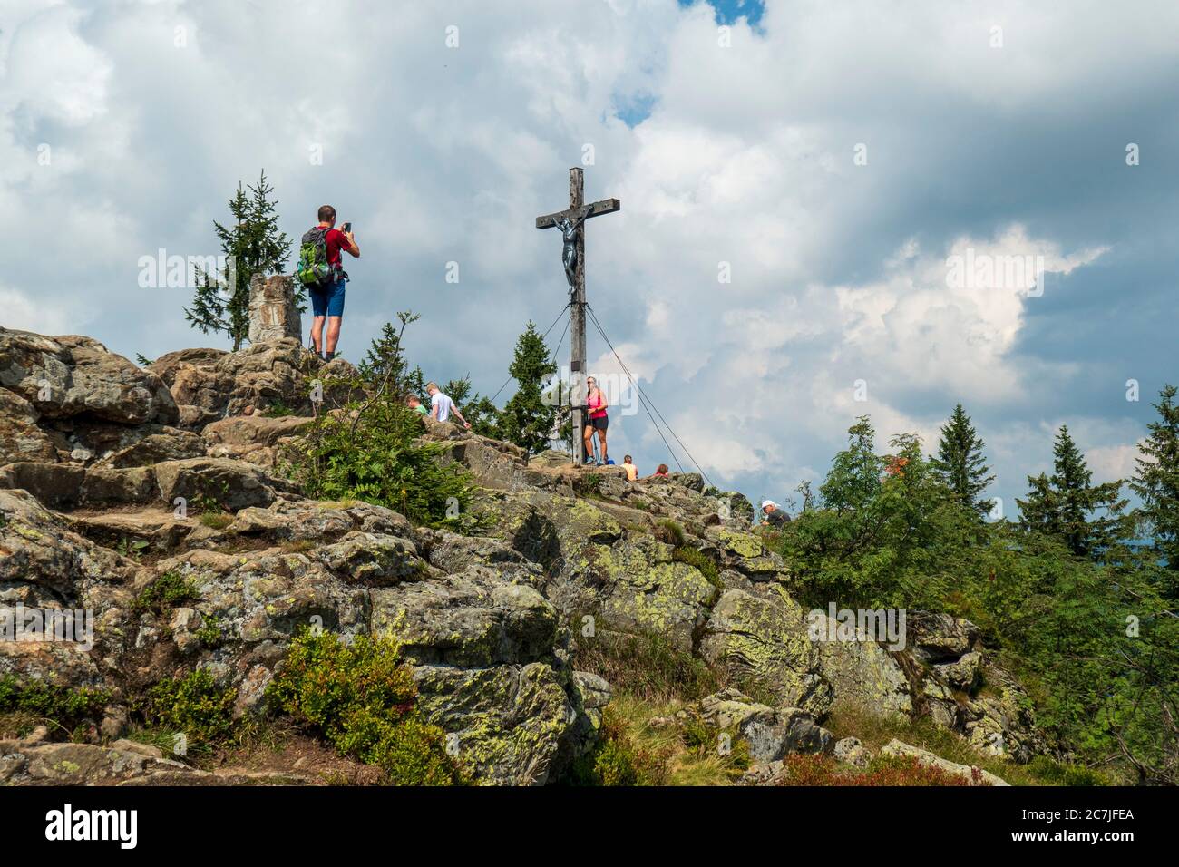 Escursionisti alla cima croce, Großer Rachel, Parco Nazionale, Foresta Bavarese, Baviera, Germania Foto Stock
