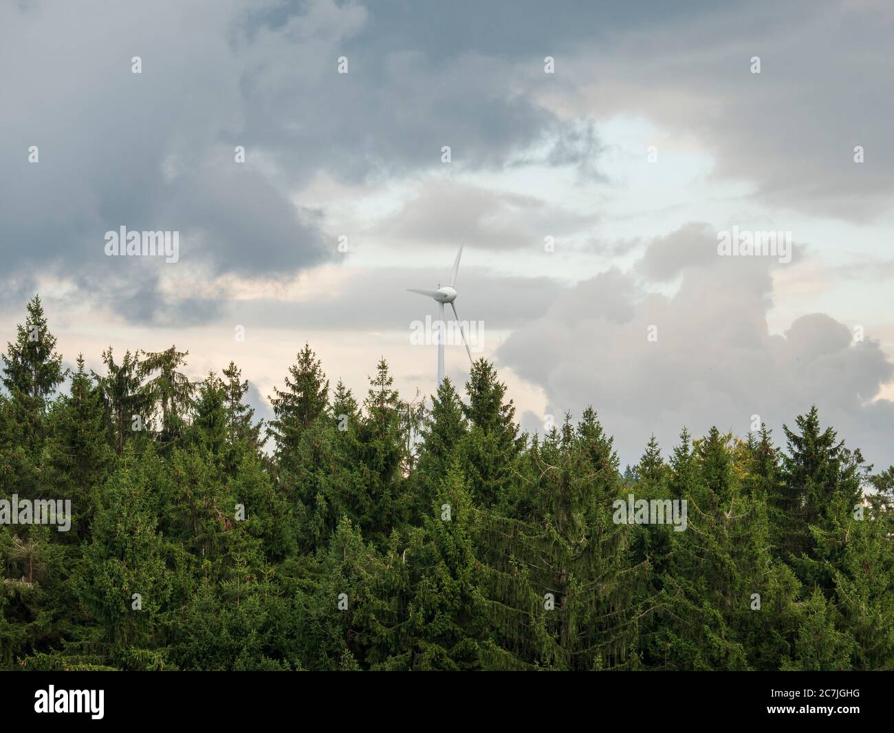 Foresta e centrale eolica, vicino a Reischlhof tra Sonnen e Wegscheid, Foresta Bavarese, Baviera, Germania Foto Stock