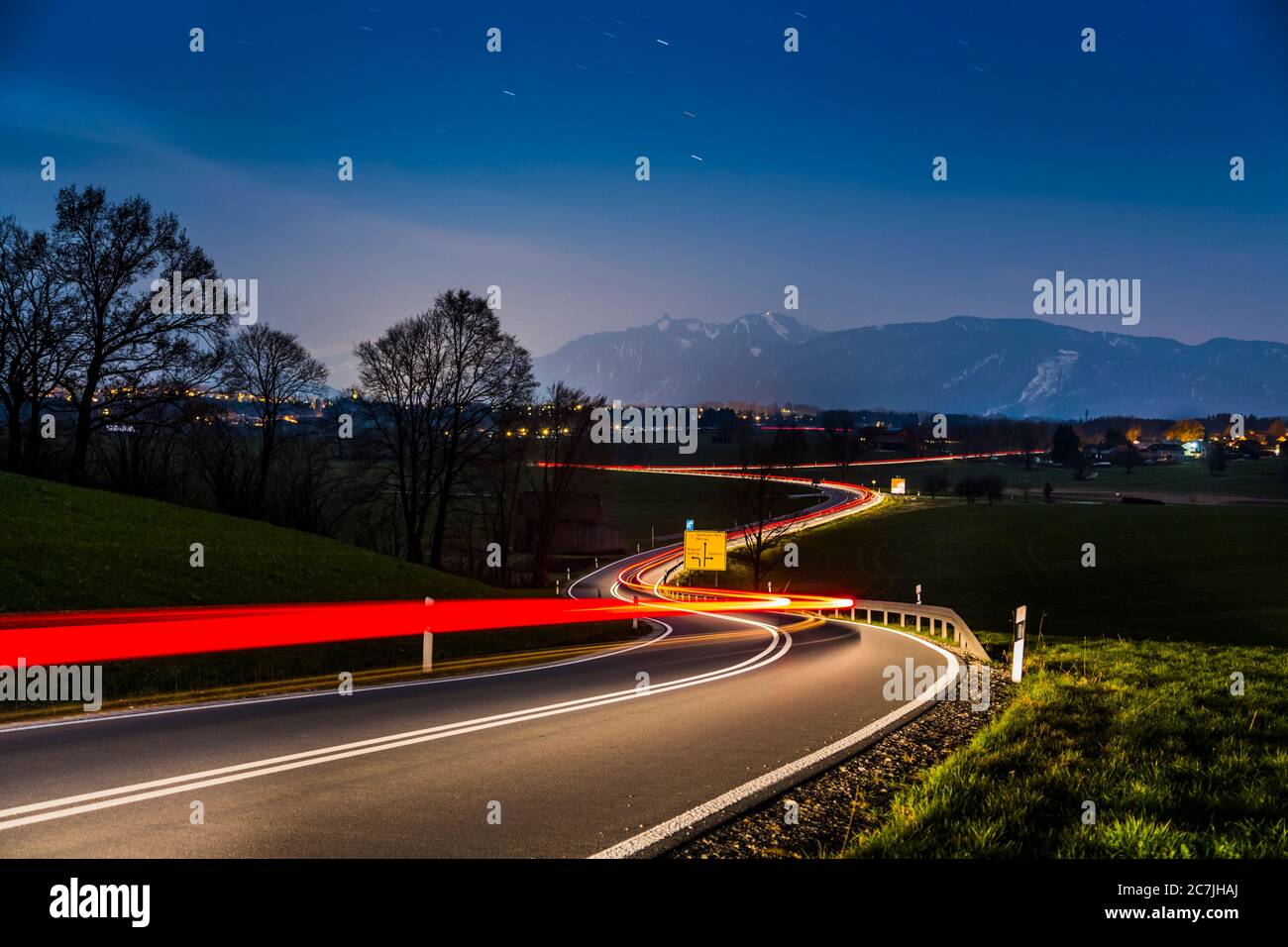 Germania, Baviera, strada di campagna, sentieri leggeri, di notte Foto Stock