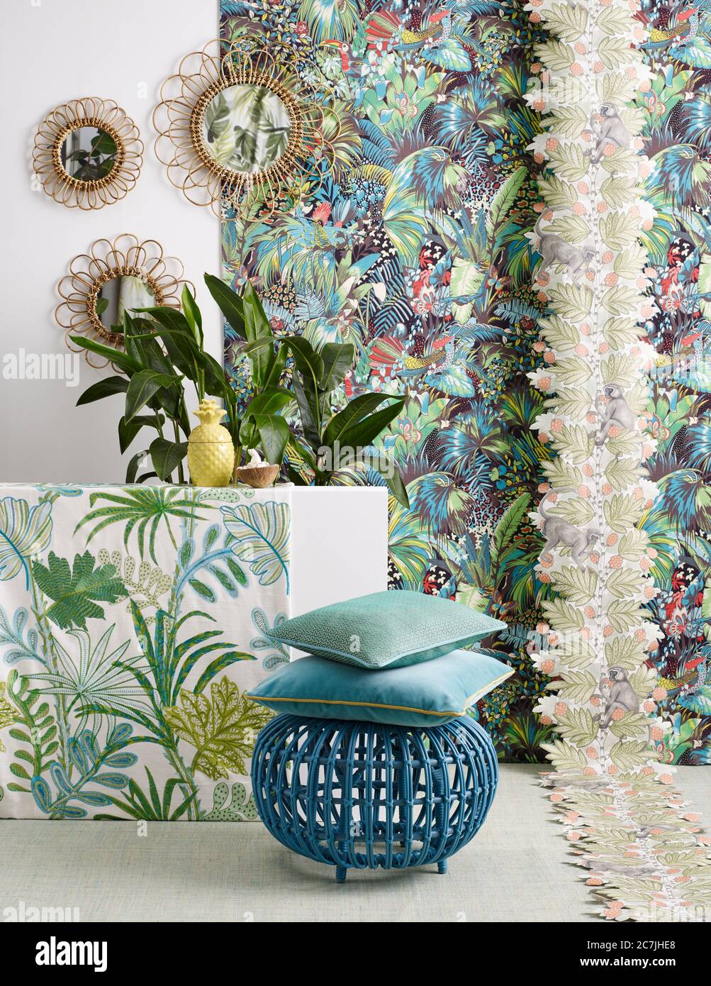 Decorazione con tessuti e accessori nello studio fotografico, Foto Stock