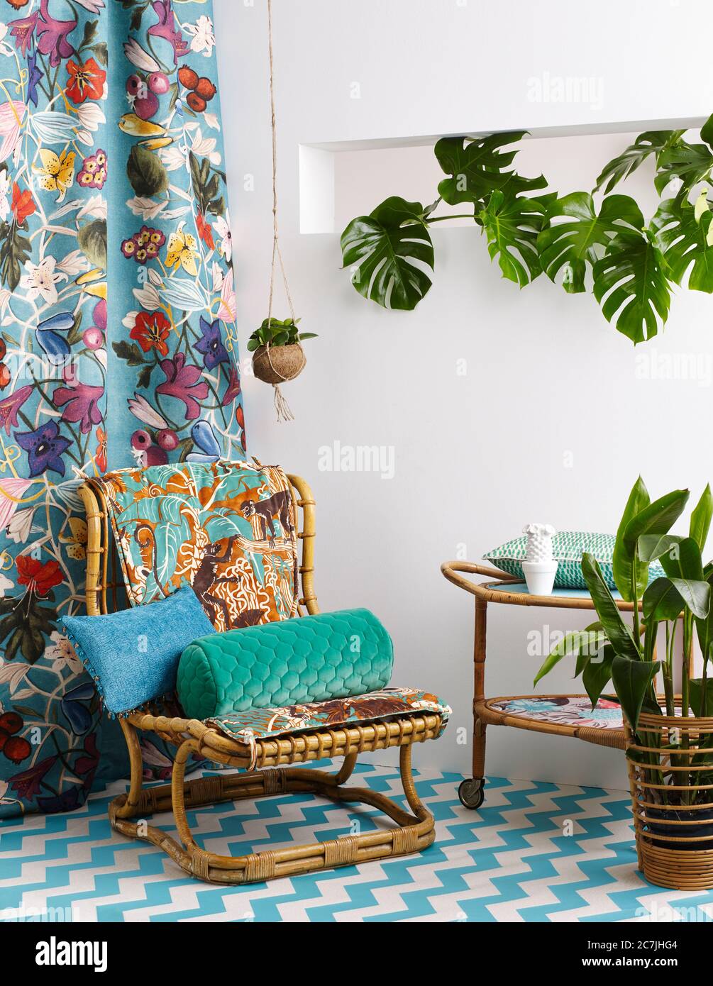 Decorazione con tessuti e accessori nello studio fotografico, Foto Stock