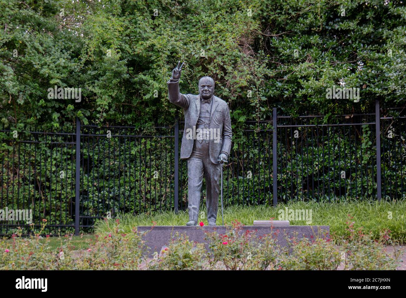 Washington, D.C. / USA - Luglio 17 2020: Statua di Winston Churchill fuori dell'Ambasciata del Regno Unito negli Stati Uniti d'America. Foto Stock