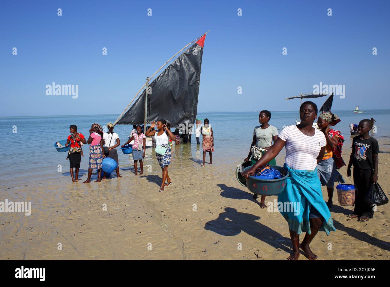 Un dhow di pesca che naviga vicino alla riva di Vilanculos Mozambico, Africa orientale, Africa Foto Stock