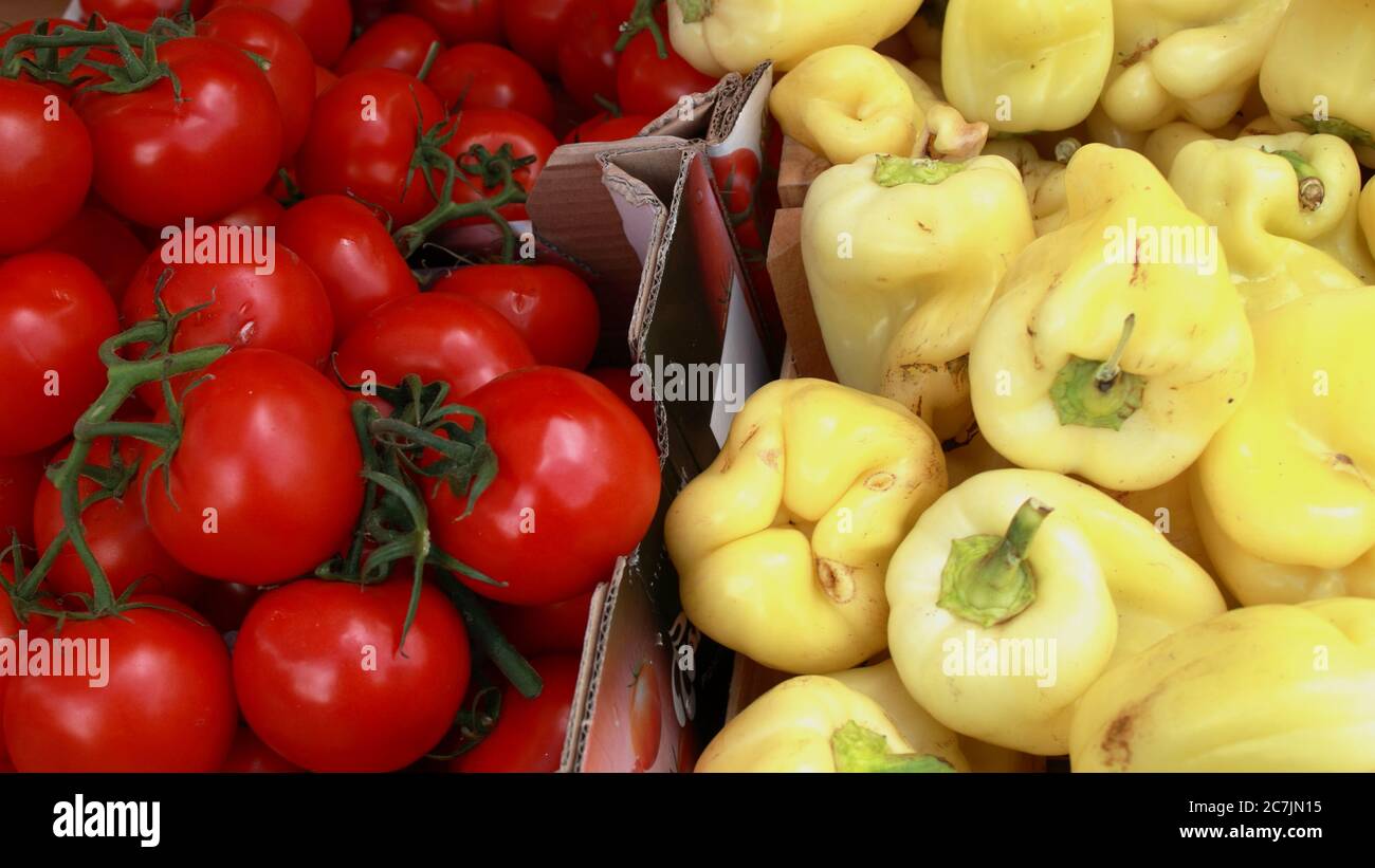 Peperoni sani e pomodoro sul mercato verde Foto Stock