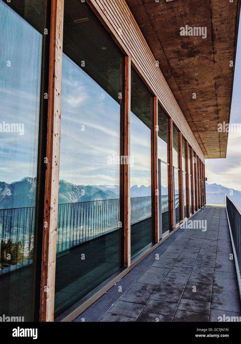 Il massiccio del Karwendel si riflette nella parte anteriore in vetro della stazione di montagna della funivia Patscherkofel Foto Stock