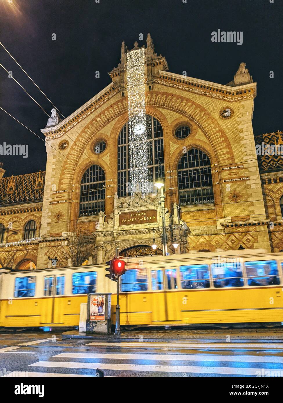 Il tram passa davanti al mercato Centrale di notte, Budapest Foto Stock