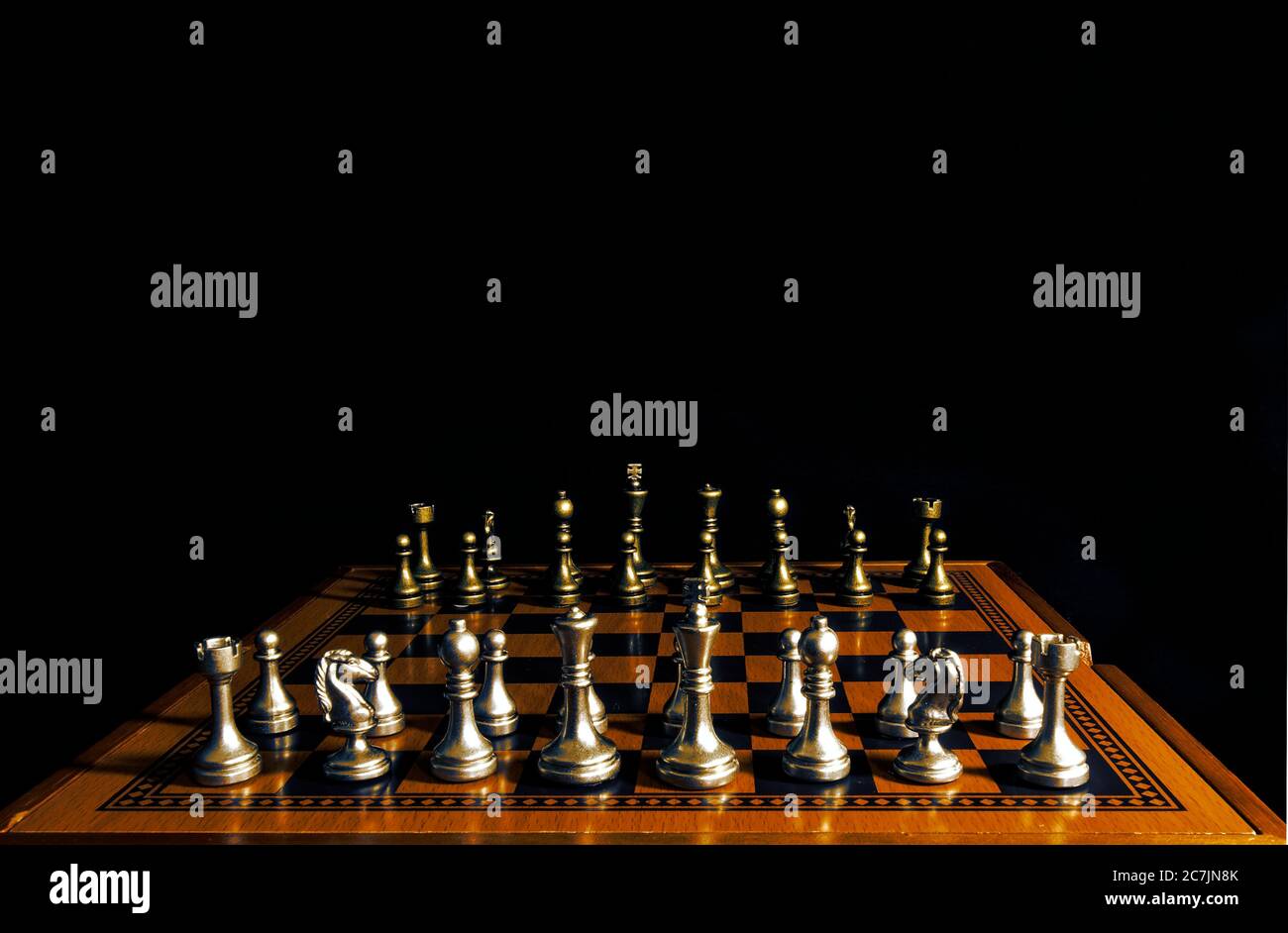 Pezzi di scacchi su Scacchi Board con sfondo scuro Foto Stock