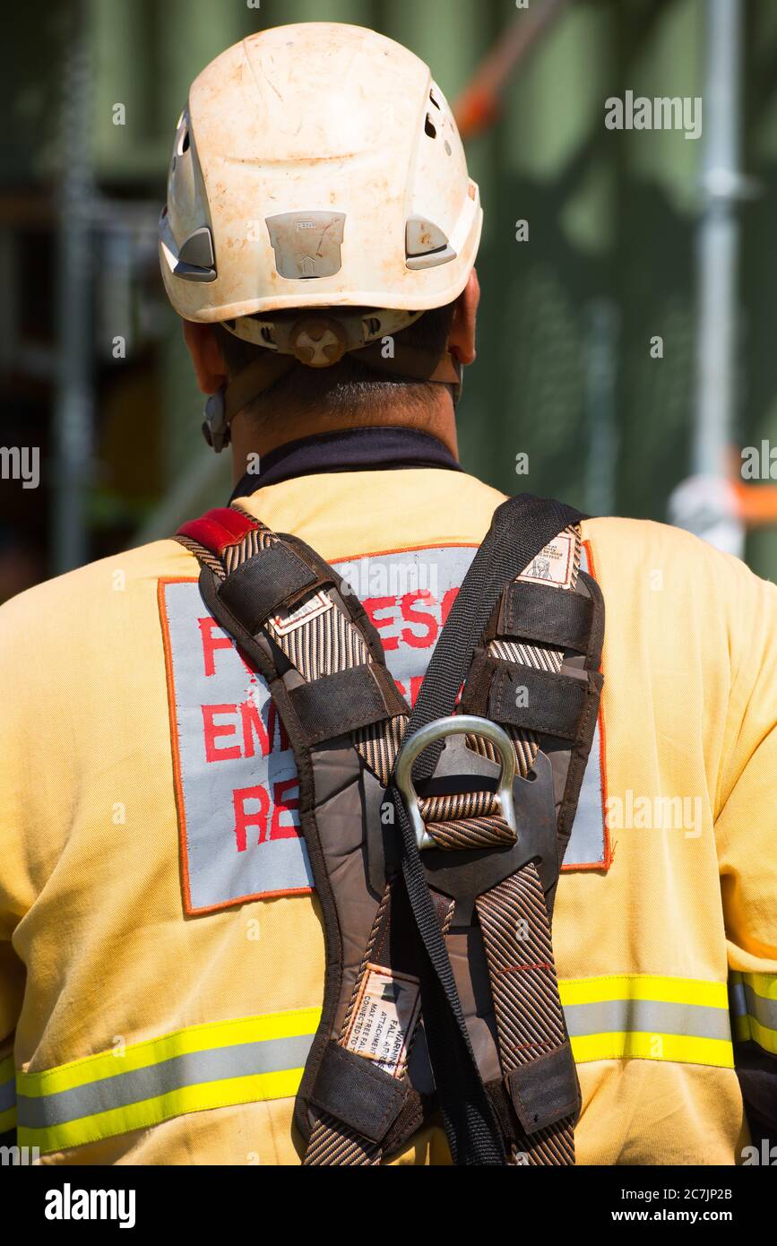 Perth, Australia, 26 novembre 2017: Membro del team di risposta alle emergenze con imbracatura e casco durante l'addestramento di soccorso. Foto Stock