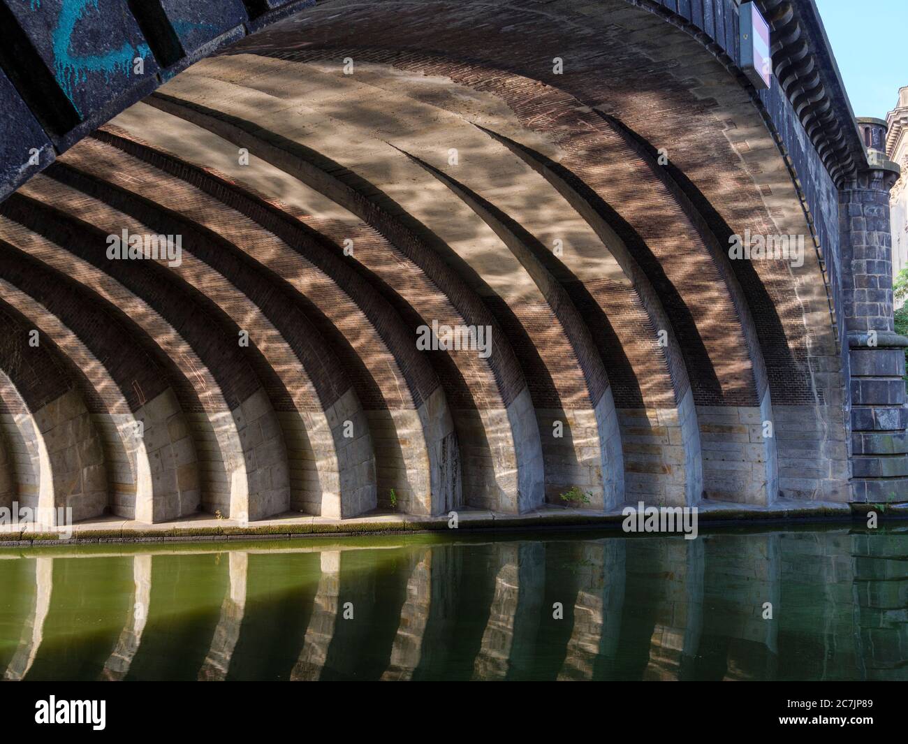 Ponte S-Bahn sopra lo Sprea al Bode Museum, Sprea, Museum Island, Berlino, Germania Foto Stock