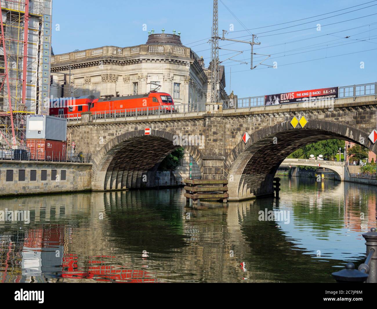 Ponte S-Bahn sopra lo Sprea al Bode Museum, Sprea, Museum Island, Berlino, Germania Foto Stock