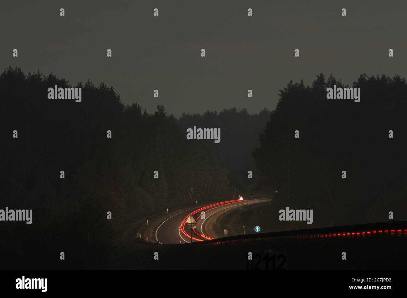 Strada notturna con sentieri luminosi Foto Stock