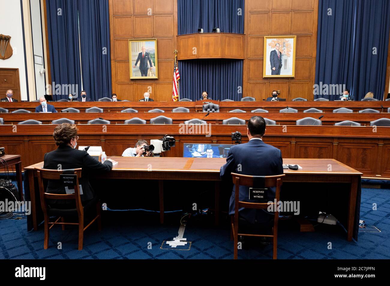 Washington, Stati Uniti. 17 luglio 2020. Jovita Carranza, Amministratore, Amministrazione delle piccole imprese degli Stati Uniti, e Segretario del Tesoro degli Stati Uniti, Steven Mnuchin presso la Camera Comitato per le piccole imprese audizione intitolata "la supervisione della piccola amministrazione e Dipartimento dei programmi pandemici del Tesoro". Presso il Campidoglio degli Stati Uniti. Credit: SOPA Images Limited/Alamy Live News Foto Stock