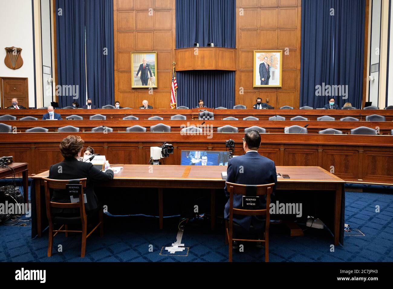 Washington, Stati Uniti. 17 luglio 2020. Jovita Carranza, Amministratore, Amministrazione delle piccole imprese degli Stati Uniti, e Segretario del Tesoro degli Stati Uniti, Steven Mnuchin presso la Camera Comitato per le piccole imprese audizione intitolata "la supervisione della piccola amministrazione e Dipartimento dei programmi pandemici del Tesoro". Presso il Campidoglio degli Stati Uniti. Credit: SOPA Images Limited/Alamy Live News Foto Stock