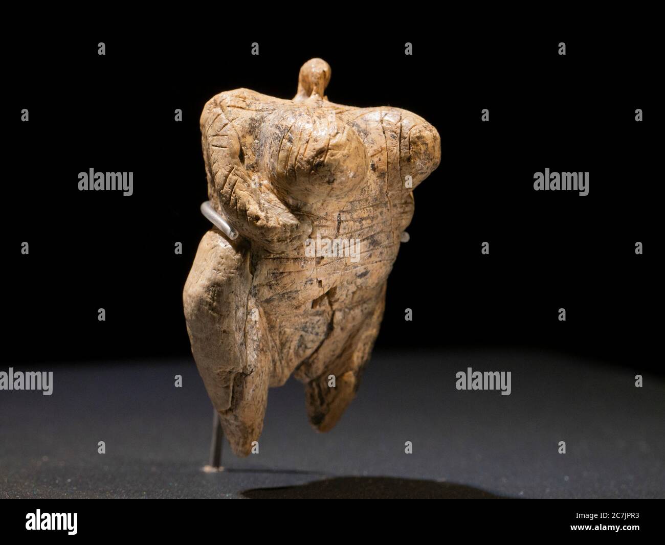 Venus vom Hohle Fels fatto di avorio mammut, 40.000 anni (la più antica rappresentazione del mondo), Museo della Preistoria, Patrimonio Mondiale dell'UNESCO, Blaubeuren, Baden-Württemberg, Germania Foto Stock