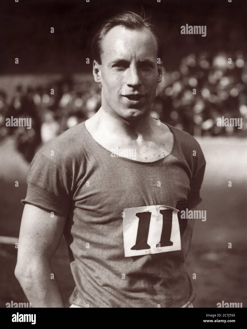 Eric Liddell (1902-1945), corridore britannico della medaglia d'oro olimpica e missionario cristiano in Cina. Nella foto dei Giochi Olimpici del 1924 a Parigi, Liddell, un devoto cristiano, si rifiutò di correre nella sua gara preferita di 100 metri, perché l'evento doveva svolgersi la domenica. Invece, ha corso nella corsa di 400 metri su un giorno feriale e ha vinto. Liddell è presente nel film vincitore di Oscar, Chariots of Fire. Foto Stock
