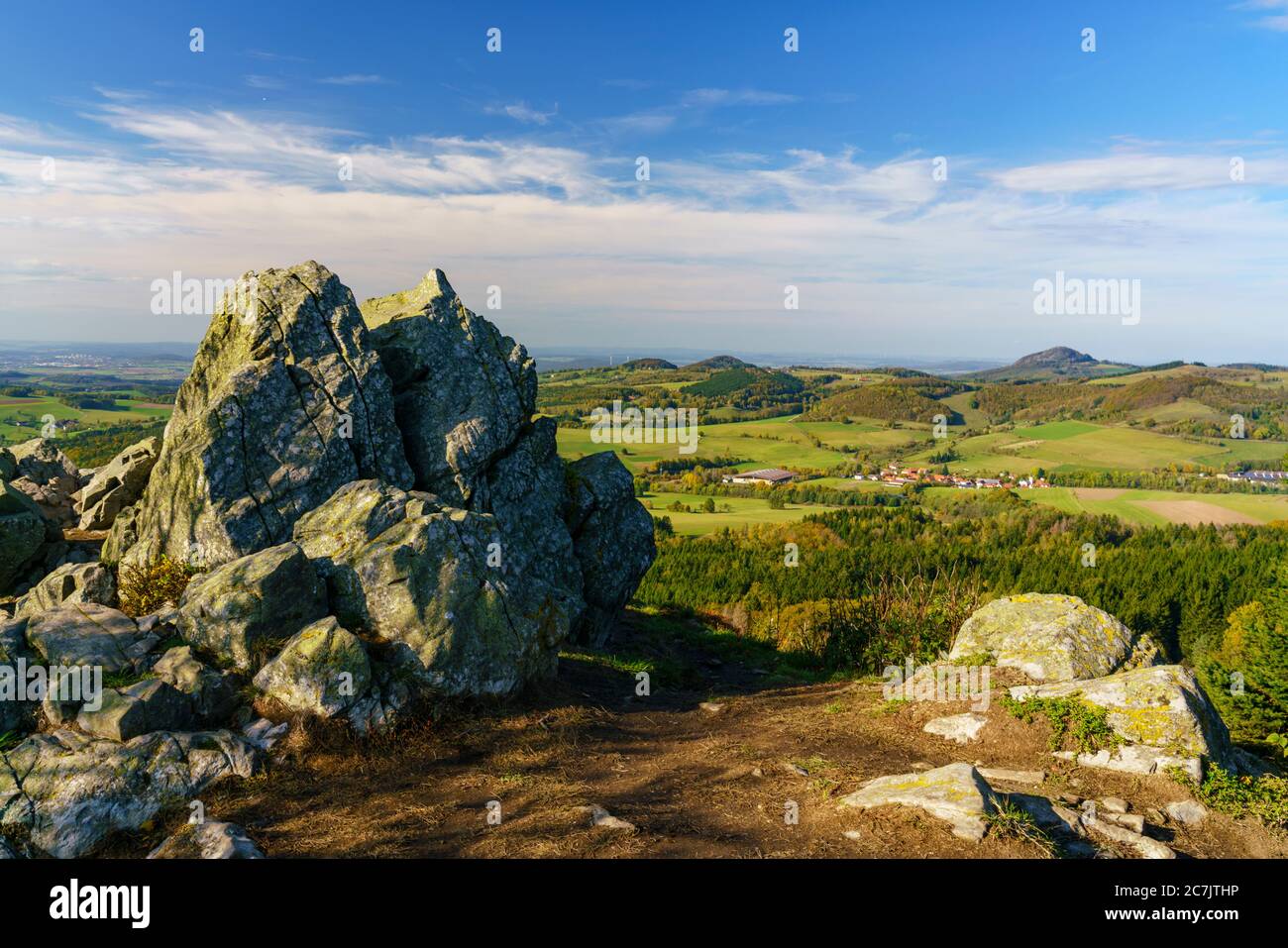 Il Wasserkuppe, la montagna più alta del Rhön e la testa del cavallo in autunno, Rhön Biosfera Riserva, Assia, Germania Foto Stock