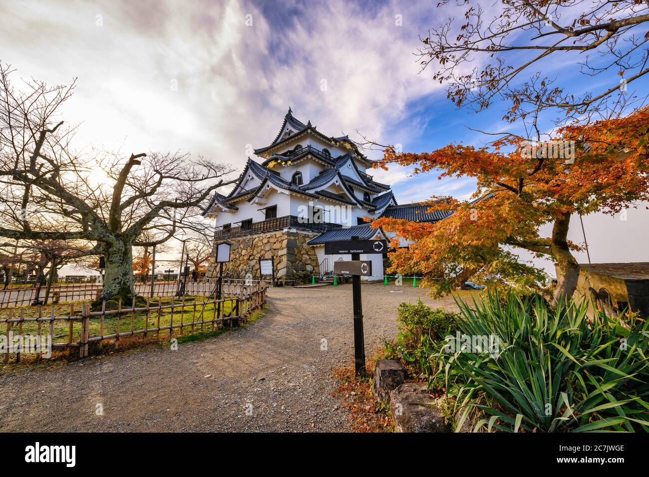 Bellissimo cielo al Castello di Hikone, il castello di Hikone è uno dei 12 castelli originali in Giappone - Prefettura di Shiga. Foto Stock