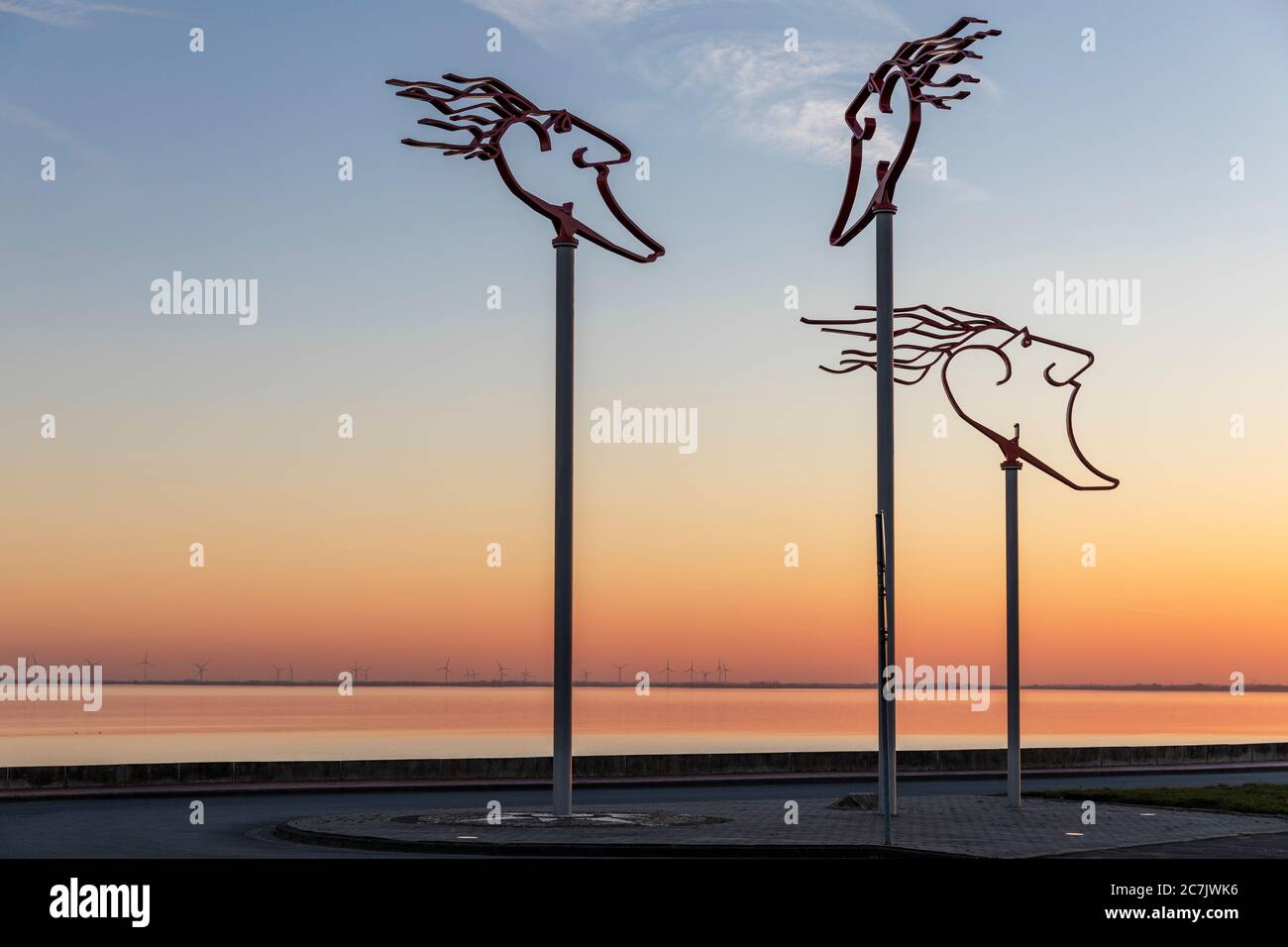 Umore serale, tre sculture in acciaio 'WINDWÄCHTER', sulla spiaggia sud, Fliegerdeich, Wilhelmshaven, bassa Sassonia, Foto Stock
