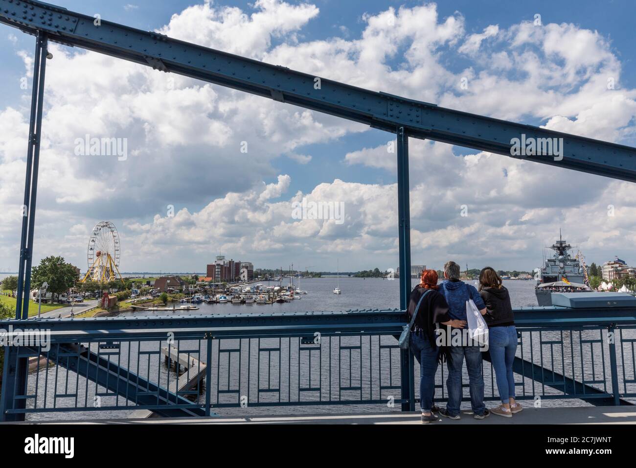 I visitatori si affacciano dal Ponte Kaiser Wilhelm a Großer Hafen, evento, trentaseiesimo giorno della bassa Sassonia, Wilhelmshaven, bassa Sassonia, Foto Stock