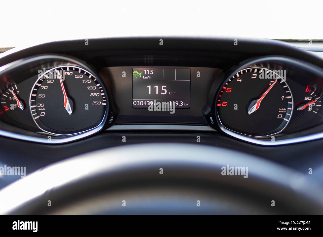 Viaggio in autostrada, volante, quadro della strumentazione, velocità 115 km/h, Peugeot 308, Foto Stock