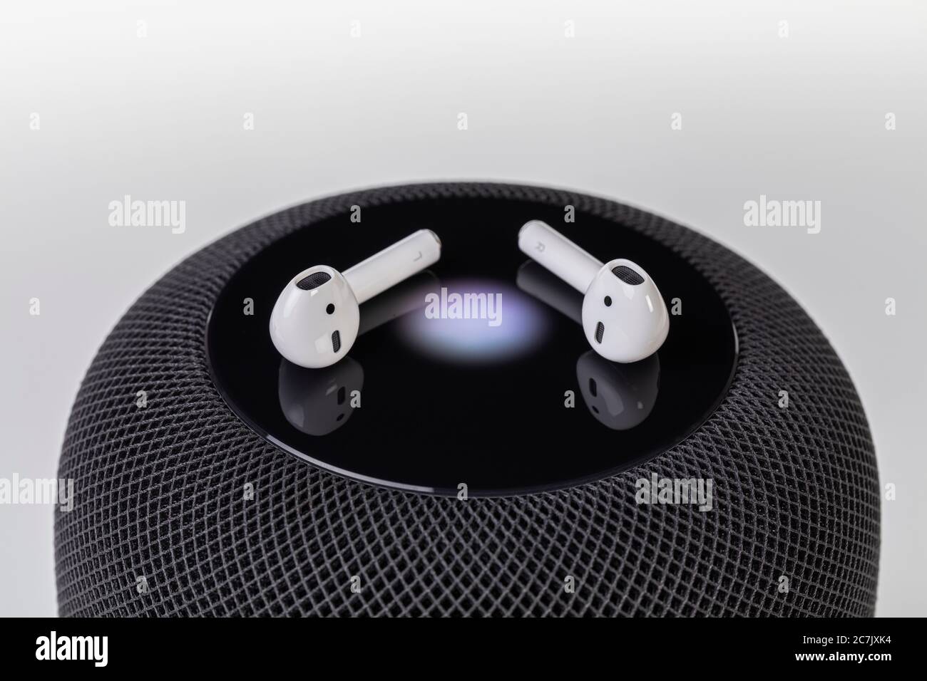 Apple, Apple HomePod, Apple AirPod 2, illuminazione del display touch, Siri è attivo, cuffie wireless, sfondo bianco, Foto Stock