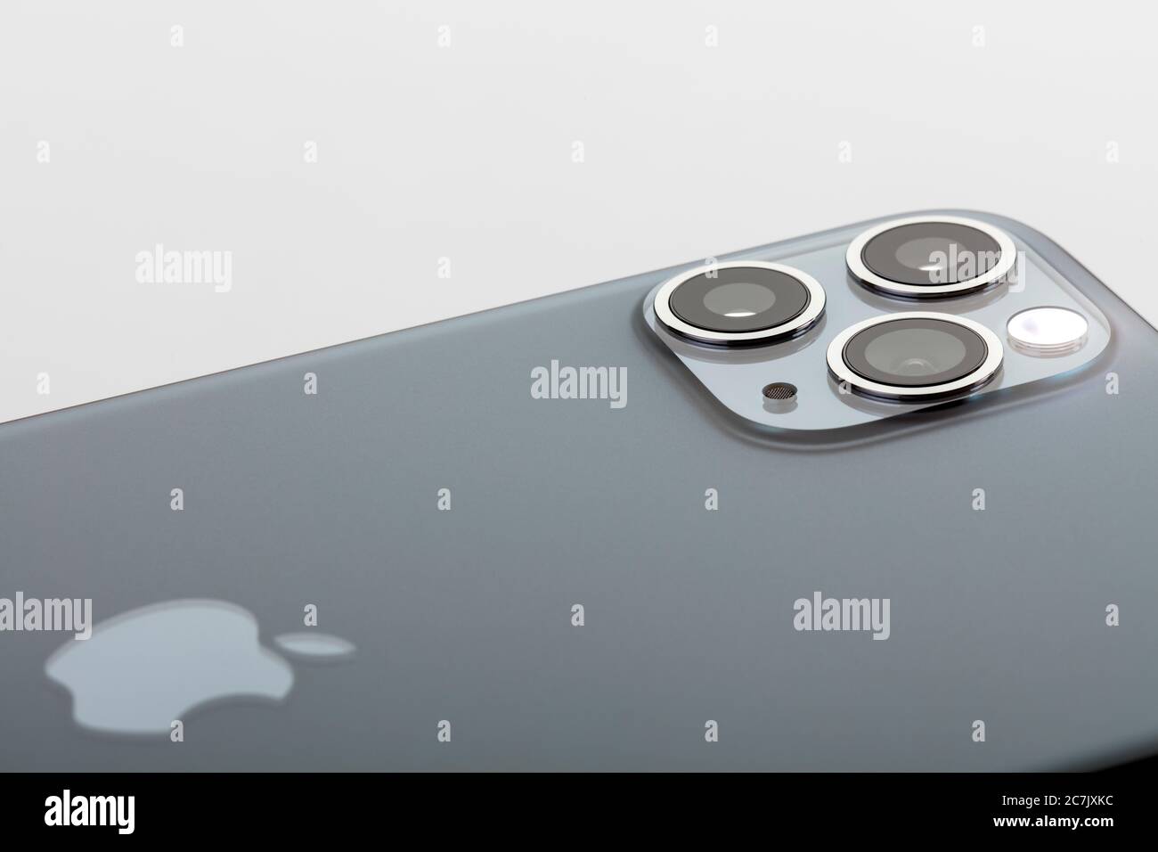 Apple iPhone 11 Pro Max, dettaglio, retro, sistema a tre fotocamere, flash,  logo aziendale Apple, sfondo bianco Foto stock - Alamy