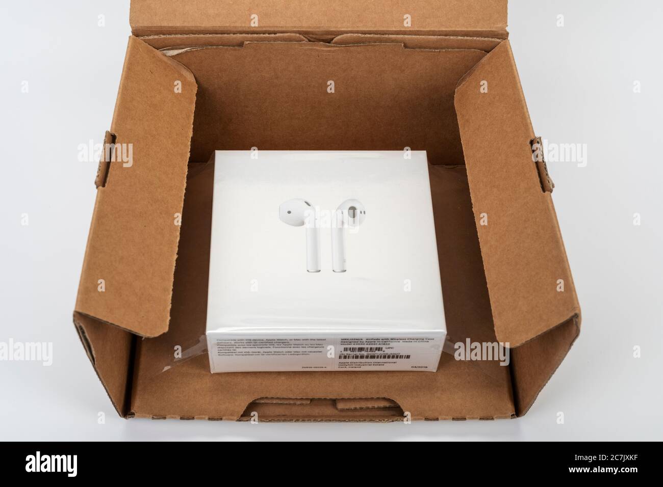 Apple AirPods 2 in scatola di spedizione, aperto, sfondo bianco Foto stock  - Alamy