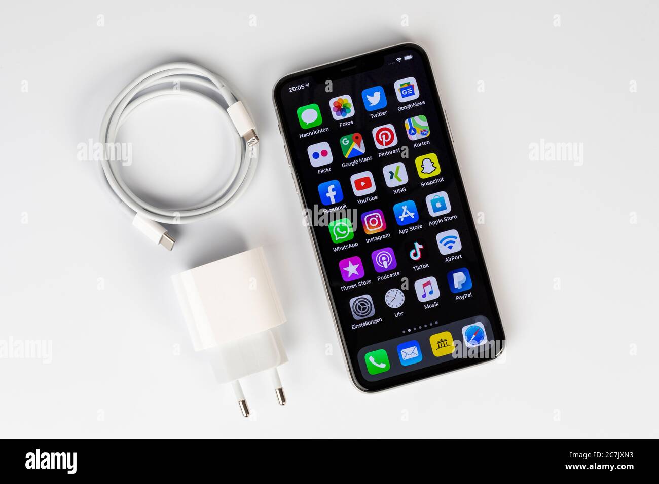 Apple iPhone 11 Pro Max, display, app, programmi, accessori Apple, cavo  Lightning, adattatore di alimentazione USB-C 18 W, sfondo bianco Foto stock  - Alamy