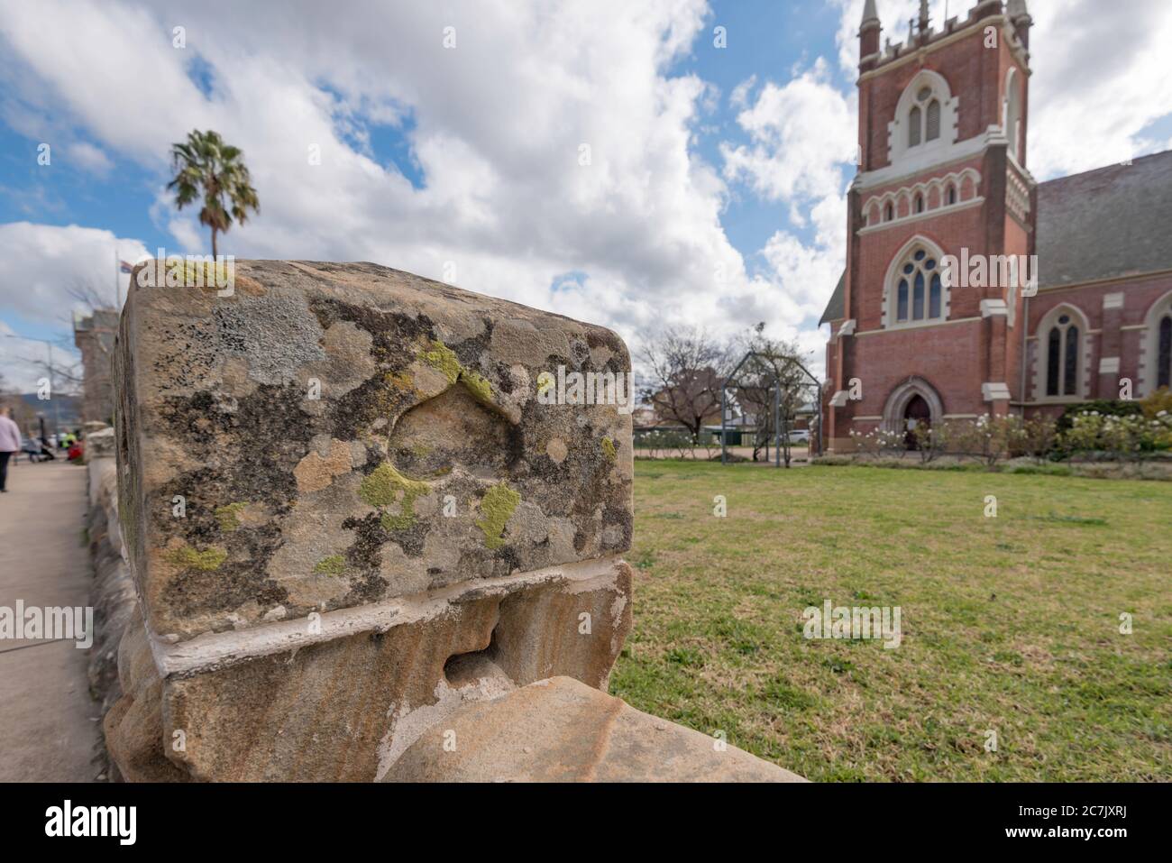 Più probabilmente un segno di un tagliatore di pietra che quello di un'anima perduta di amore, questo cuore capovolto è marchiato splendidamente nella recinzione a St Johns in Mudgee Aust. Foto Stock