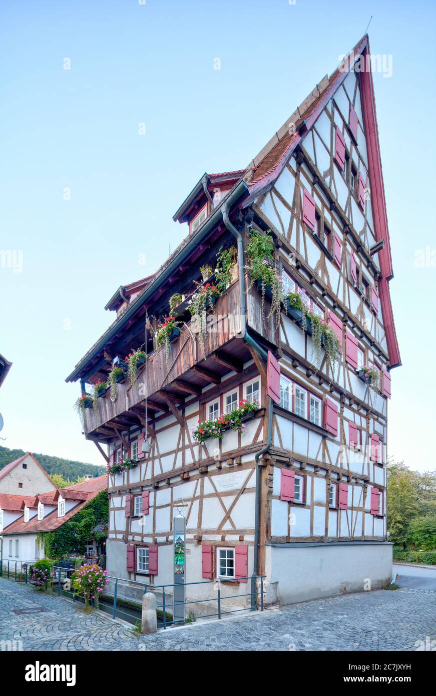 Hoher Wil, Achgasse, Bach, facciate di case, casa a graticcio, idillio, Blaubeuren, distretto di Alb-Donau, Alb Svevo, Baden-Württemberg, Germania Foto Stock