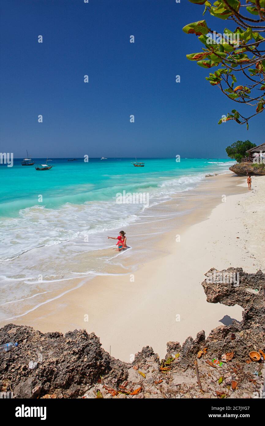 Bella spiaggia con acque turchesi e sabbia bianca a Zanzibar, Nungwi è un villaggio di pescatori e un'attrazione turistica situato alla punta più settentrionale di Zanzibar, Foto Stock