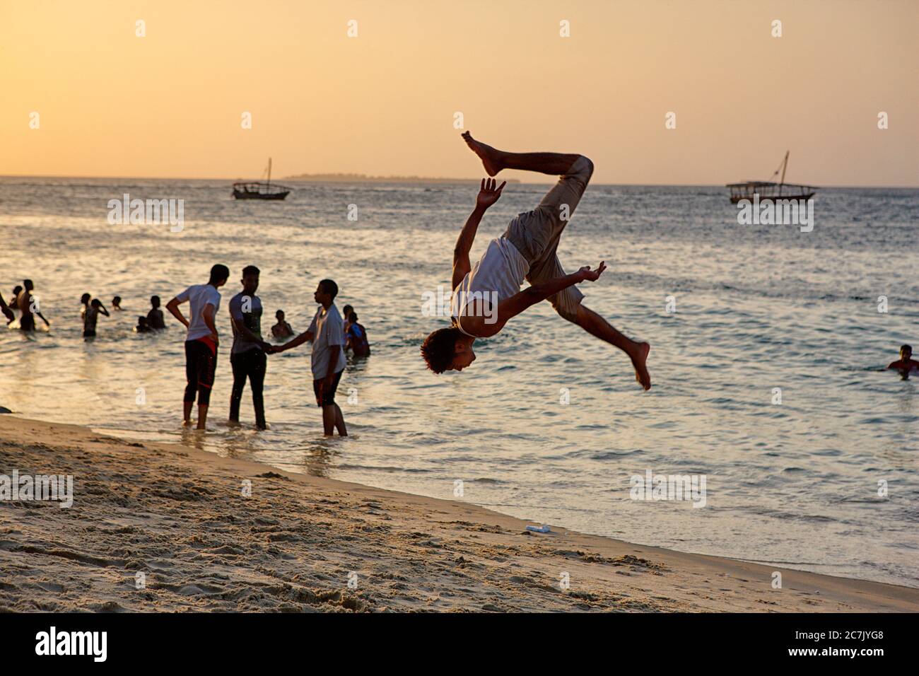Bambini che fanno esercizi ginnici vicino alla spiaggia di Stone Town, la sera e la mattina molte persone fanno sport sulla spiaggia Foto Stock